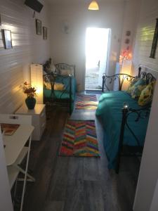 1 dormitorio con cama, mesa y ventana en Brand New Extension Private Studio, en Londres