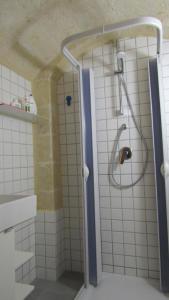 una doccia con porta in vetro in bagno di casa vacanza Regina a Grottaglie