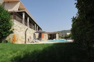 una casa con piscina en un patio en Quinta do Palame, en Vila Flor