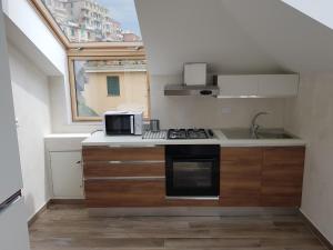 A kitchen or kitchenette at memeapartments