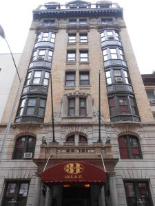 un palazzo alto con un cartello sulla parte anteriore di Hotel 31 Extended Stay a New York