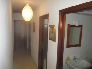 セビリアにあるAmplio Apartamento Casco Historicoのバスルーム(洗面台、鏡付)