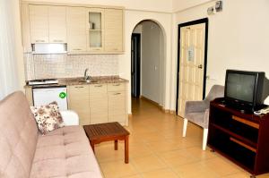 A television and/or entertainment centre at Magi Apart Hotel