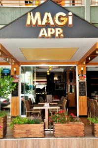 A restaurant or other place to eat at Magi Apart Hotel