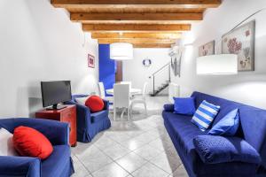 威尼斯的住宿－Stella Marina 1，客厅配有蓝色的沙发和电视