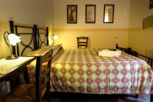 A bed or beds in a room at Agriturismo Casale Dei Frontini