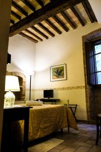 A television and/or entertainment centre at Agriturismo Casale Dei Frontini