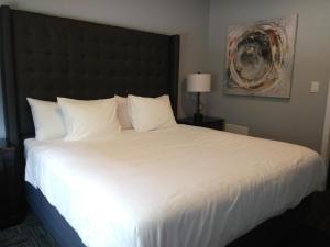 Postel nebo postele na pokoji v ubytování Wasaga Riverdocks Hotel Suites