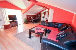 ein Wohnzimmer mit einem Sofa und einem Tisch in der Unterkunft Apartments Olga in Tivat