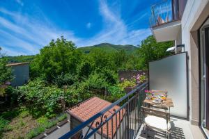 アジェーロラにあるHoliday House D' Anna 68の山々の景色を望むバルコニー(テーブル、椅子付)