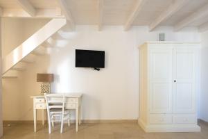 ジュルディニャーノにあるPalazzo Vileiの白い部屋(デスク、壁掛けテレビ付)