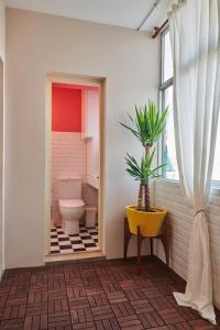 baño con aseo y ventana en Alma ao Sol - Sunny Apartment, en Oporto