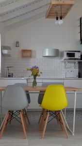 une cuisine avec deux chaises et une table en bois dans l'établissement Casa Aurea, à Odeceixe