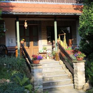 een veranda van een huis met trappen en bloemen bij Ferienwohnung Waitzdorf in Hohnstein