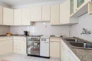 Kuchyňa alebo kuchynka v ubytovaní Rona Apartments Ani