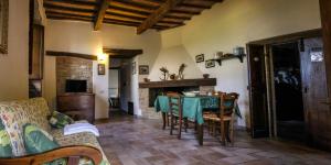 A seating area at Agriturismo Casale Dei Frontini