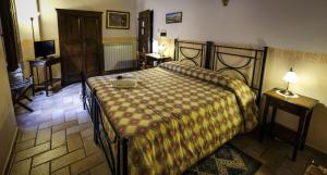 A bed or beds in a room at Agriturismo Casale Dei Frontini