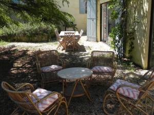 屈屈龍的住宿－La Bastide des Vasses，一组椅子、一张桌子和一张桌子及椅子