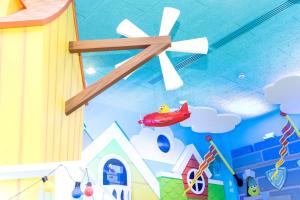 アルトンにあるCBeebies Land Hotelのおもちゃの飛行機とおもちゃの家が飾られた天井
