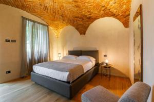 A bed or beds in a room at Relais San Vigilio al Castello