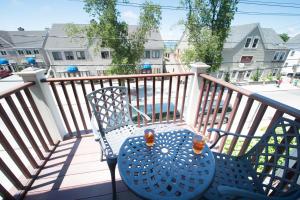 een patio met 2 stoelen en een tafel op een balkon bij The Newport Lofts - 546 Thames Street in Newport