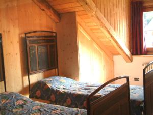 a bedroom with two twin beds in a cabin at Residenza Domino in Selva di Cadore