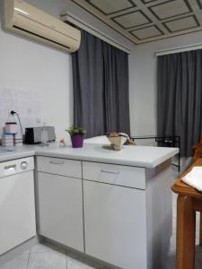 A kitchen or kitchenette at Monte Caputo Holiday House
