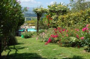 A garden outside Agriturismo Casale Dei Frontini