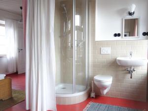 タンガーミュンデにあるSchrot-Kontorのバスルーム(シャワー、トイレ、シンク付)