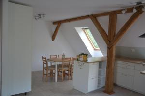 eine Küche und ein Esszimmer mit einem Tisch und einem Fenster in der Unterkunft Nocleharna na stodole in Žďárky