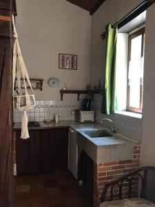 een kleine keuken met een wastafel en een raam bij la raymondiere in Vernoux-en-Gâtine