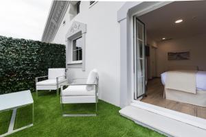 a room with a bed and a room with green grass at Suite Home Pinares in Santander