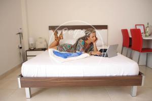 Una cama o camas en una habitación de Peyia Pearl