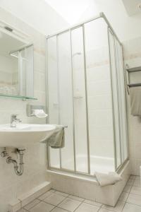 Ett badrum på Hotel Quellenhof