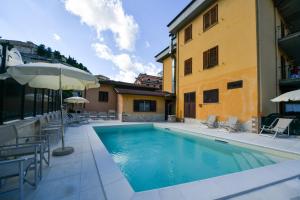 Bazén v ubytování Hotel Cascia Ristorante nebo v jeho okolí
