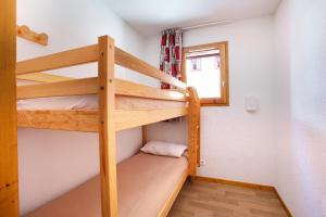 サン・フランソワ・ロンシャンにあるResidence Labellemontagne le Roc Blanc - le Hameauの小さな部屋の二段ベッド1台分です。