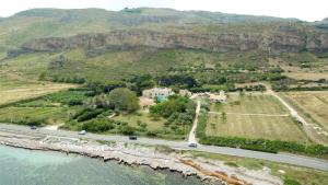 uma vista aérea de uma estrada junto à água em Azienda Agrituristica Tenuta Pizzolungo em Érice