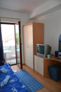 TV a/nebo společenská místnost v ubytování Apartments Lans