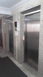 una fila de puertas de ascensor en un edificio en Apartamento Top, en Balneário Camboriú
