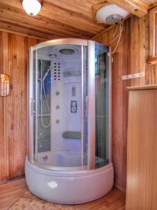 a room with a shower in a wooden wall at Papartis in Ažuluokesa +177 photos