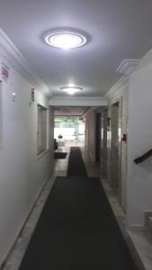 un pasillo con techo con una gran alfombra negra en Apartamento Top, en Balneário Camboriú