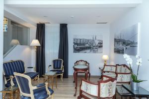 a living room with chairs and a table at Suite Home Pinares in Santander