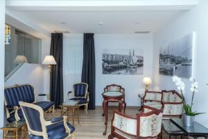 sala de estar con sillas y mesa en Suite Home Pinares, en Santander