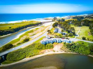 uma vista aérea de um resort na praia em Beach House Inn em Fort Bragg