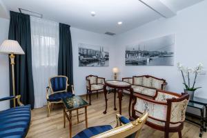 a living room with a table and chairs at Suite Home Pinares in Santander