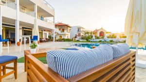 patio z kanapą i basenem w obiekcie Neon Hotel w mieście Stalida
