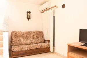 a living room with a couch and a television at Casa Limone in Belej