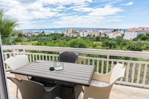 uma mesa e cadeiras numa varanda com vista em Apartments LUPE em Split