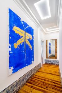 リスボンにあるLisbon Downtown Luxury Family Residenceの廊下の大きな青い絵画