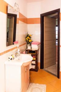 een badkamer met een wastafel en een spiegel bij Sunflower in Palaia